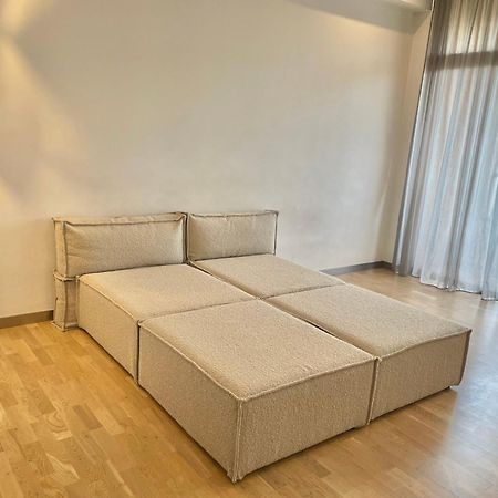 Metro Apartment Jerevan Buitenkant foto