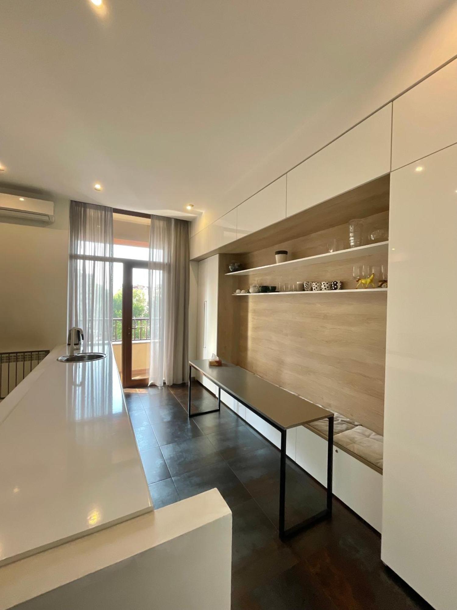 Metro Apartment Jerevan Buitenkant foto