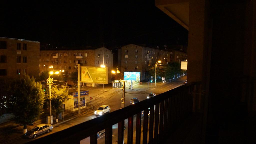 Metro Apartment Jerevan Buitenkant foto
