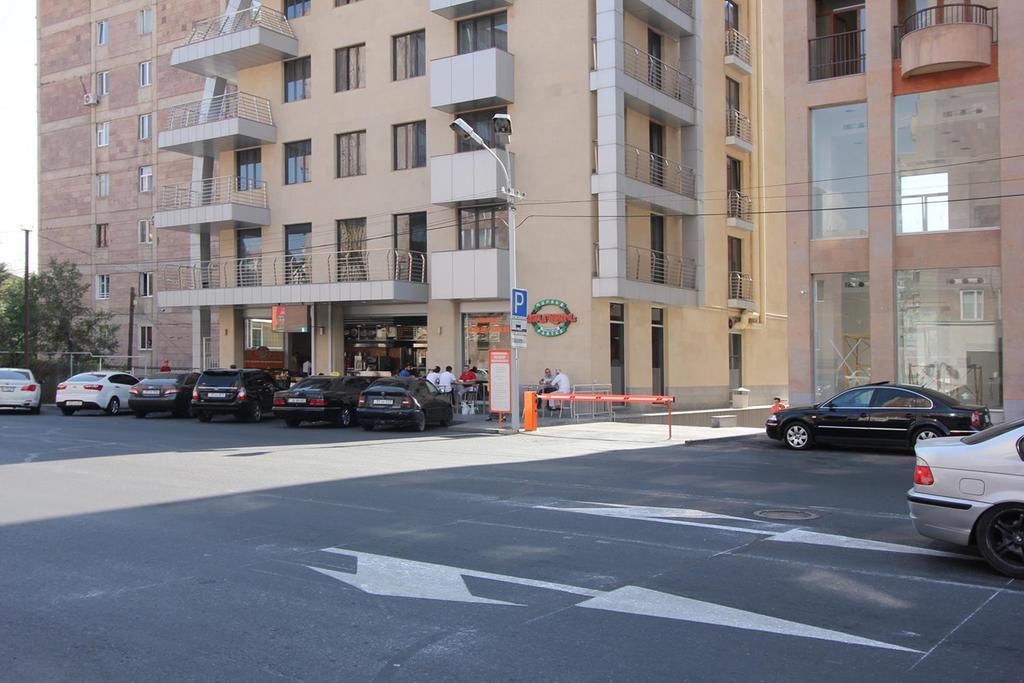 Metro Apartment Jerevan Buitenkant foto