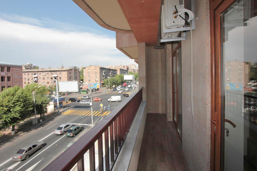 Metro Apartment Jerevan Buitenkant foto
