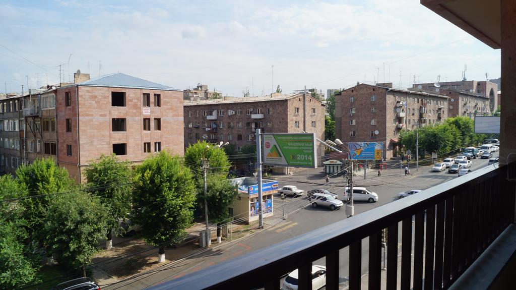 Metro Apartment Jerevan Buitenkant foto